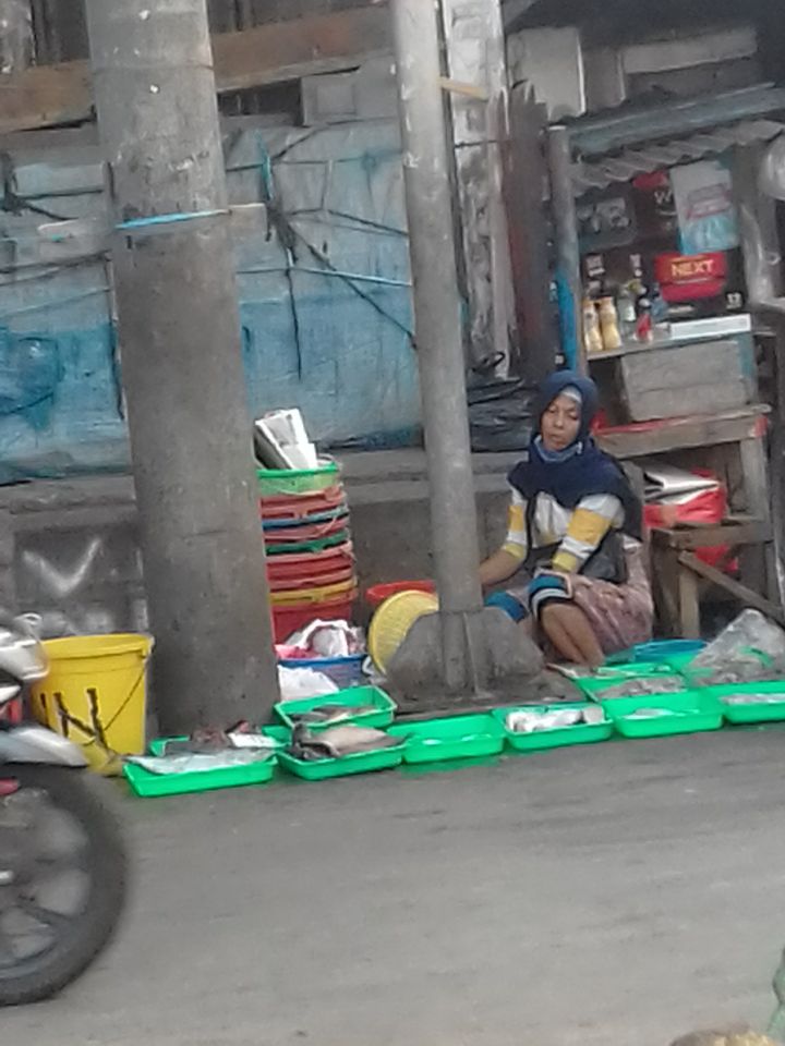 Wanita pedagang ikan di jalanan Pasar Kebayoran Lama (Dok. pribadi)