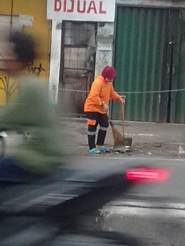 Wanita penyapu jalanan di sekitar Jalan Ciledug Raya (Dok. pribadi)