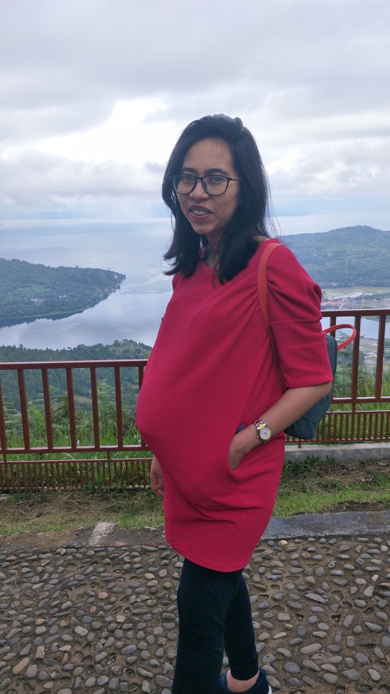 dok. pribadi (foto: istri tercinta sedang menikmati jalan-jalan ke daerah wisata sipinsur dengan latar panorama danau toba)