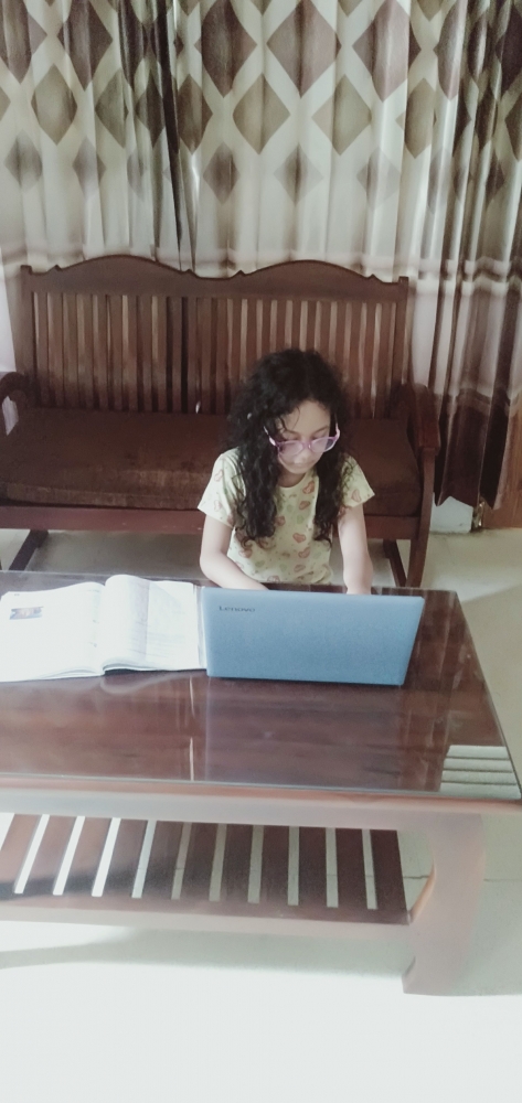 Wanita tangguhku sedang belajar meski lagi puasa (dokpri)