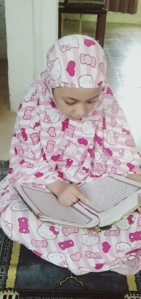 Wanita tangguhku sedang belajar mengaji untuk bekal spiritualnya