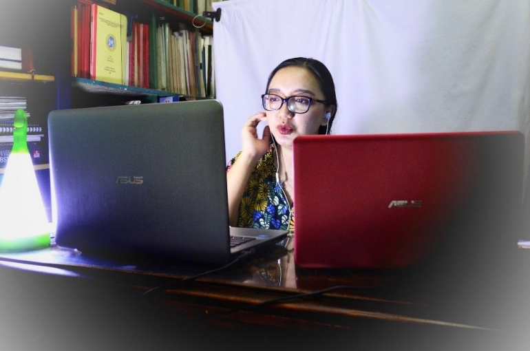Menjalankan kelas melalui laptop, merombak ruang bermain anak menjadi studio mini