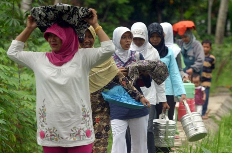 Tradisi Weweh atau Munjung. Sumber: Antara Foto