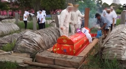 Jenazah dikubur dalam peti mati yang terbuat dari kayu jati – foto: tangyar video Neo-Geo