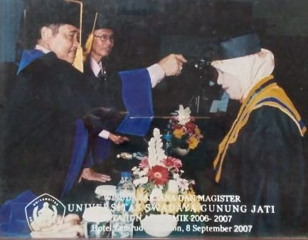  Tak padam semangatnya terus menggali ilmu. Mamah melanjutkan jenjang S2 Magister Hukum diusia 57 tahun, saat semua anaknya sudah menjadi sarjana - dokpri