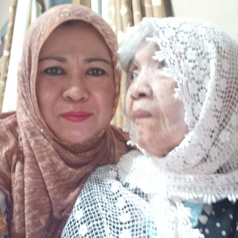 Dia menyayangi ibu seperti orang tua sendiri (foto milik Mistiyah)