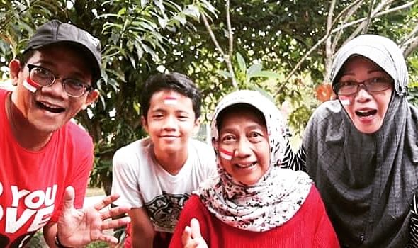Keluarga kecilku bersama ibuku saat memperingati Hari Kemerdekaan RI (dok: Pribadi)
