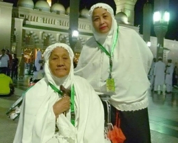 Ibu bersama kakak perempuan menunaikan ibadah Umroh, 2018.foto:dok/pribadi