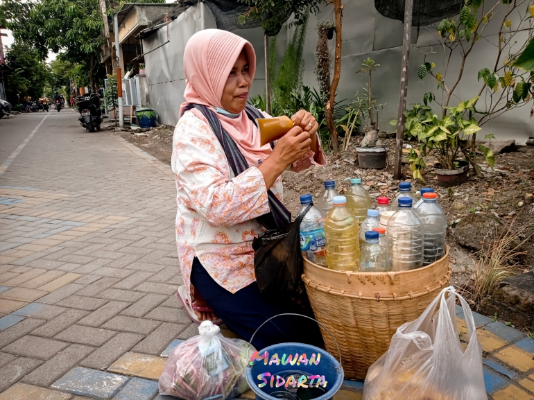 Menjemput rizki, dengan sabar dan telaten menggendong botol-botol jamunya (Dokumentasi Mawan Sidarta)