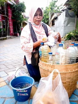 Mbak Ani melayani pembeli (Dokumentasi Mawan Sidarta) 