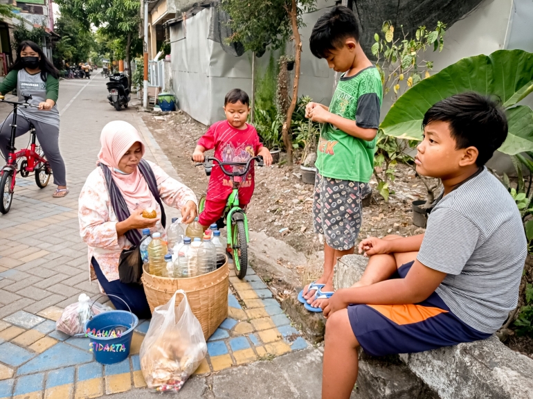 Jamu gendong tetap disukai berbagai kalangan, termasuk anak-anak (Dokumentasi Mawan Sidarta)