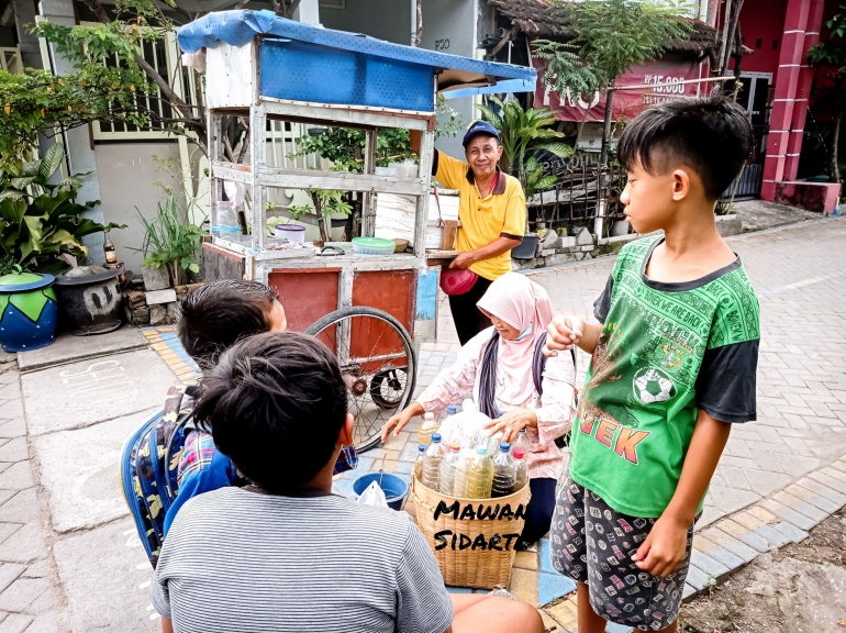 Jamu untuk berbuka ya bu (Dokumentasi Mawan Sidarta)