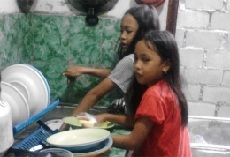 Andini Putri Kentringmanik (Puput) dan Lalitya Pinastika Subanglarang (Tya), membuka hari di bulan Ramadan dengan mencuci piring sehabis sahur. (Dokpri), 
