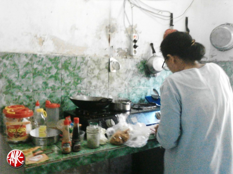 Eksekusi cumi lada hitam biar Ibu saja, nanti saya yang akan memasak sayur asemnya (Dokpri)