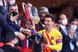 Kapten Barcelona, Lionel Messi, menerima trofi Copa Del Rey. (Sumber: Vivagoal.com)