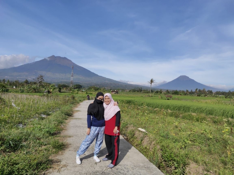 Jika ada hari libur, misalnya Minggu, Mama selalu mengajak jalan-jalan. Meski dekat saja dari rumah tapi indah kan? | dokpri