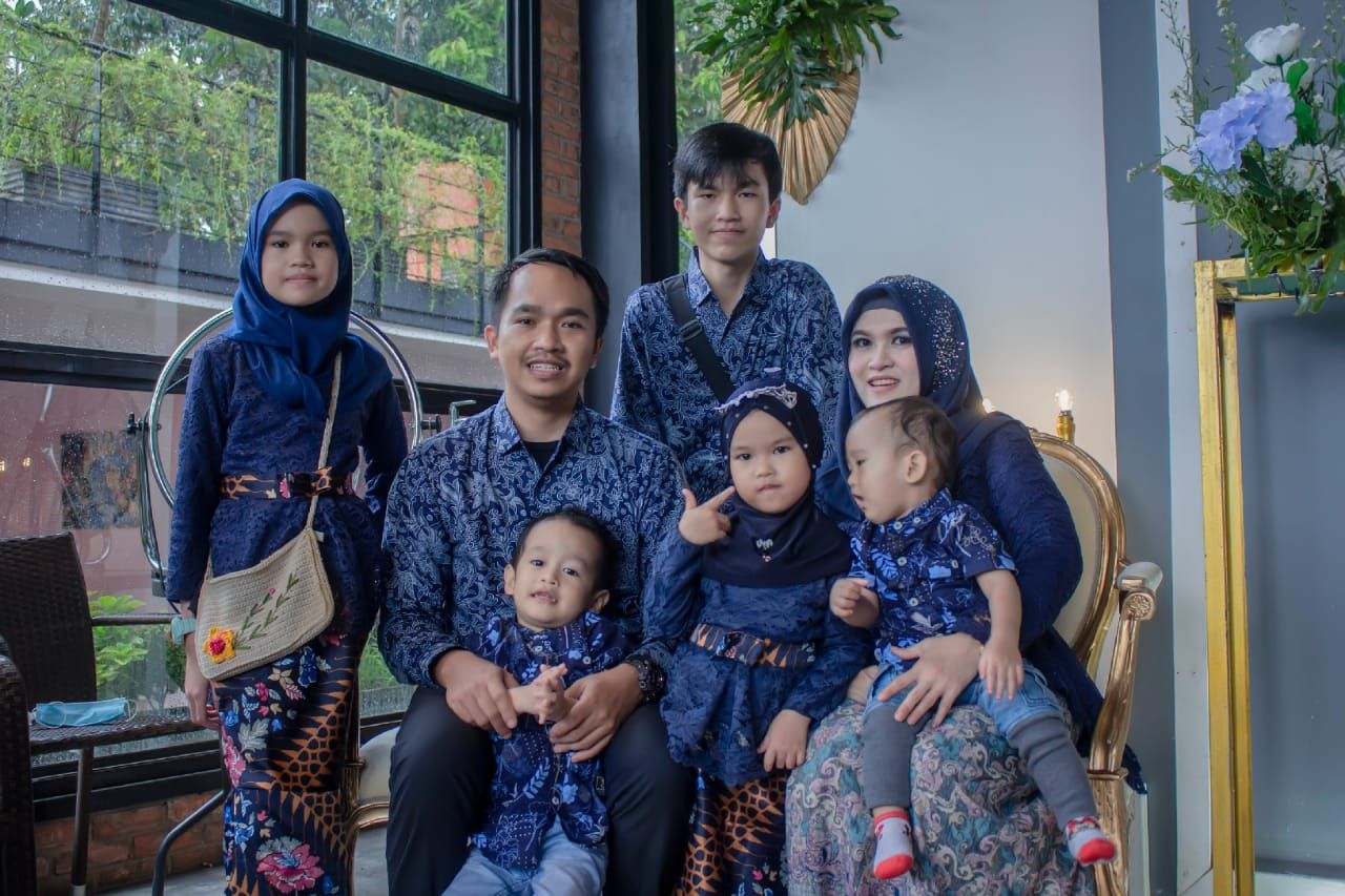 Foto keluarga saya di suatu acara. Ibu saya yang sedang memegang adik saya yang berumur 2 tahun (Dok Pribadi)