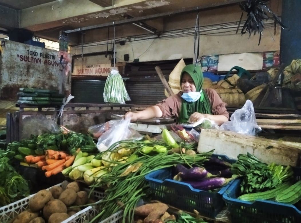 Sore itu, 21 April 2021, sayuran dagangan Marni masih banyak. Jumlah pembeli, menurut Marni,, tidak sebanyak dulu Sudah banyak yang belanja online sejak pandemi covid-19.(dok.windhu)