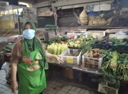 Marni (53), salah seorang perempuan tangguh sudah berdagang sayuran di pasar tradisonal Slipi, setiap hari sudah ada di pasar sejak pukul 5.30 hingga pukul 16.00 atau 17.00.. Termasuk saat bulan ramadan. (dok.windhu)