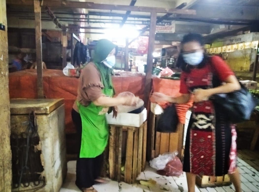 Untunglah, sekitar pukul 17.00 saat hendak pulang, ada seorang peremuan yang membeli ubi satu kilogram. (dok.windhu)