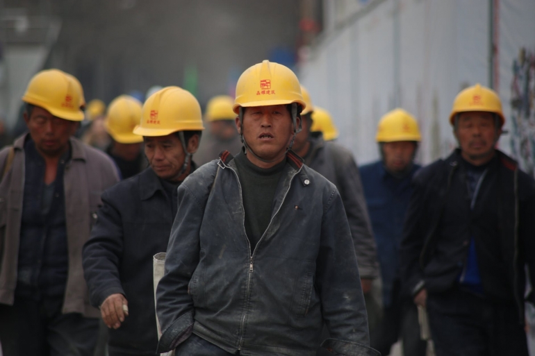 Para pekerja buruh pabrik yang memberlakukan K3. | pexels