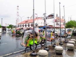 Deretan becak yang terparkir di tepi Jalan Kawasan Malioboro, Kota Yogyakarta. (Dokpri)