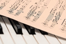 Ilustrasi Partitur dan Piano (Sumber gambar : pixabay.com)
