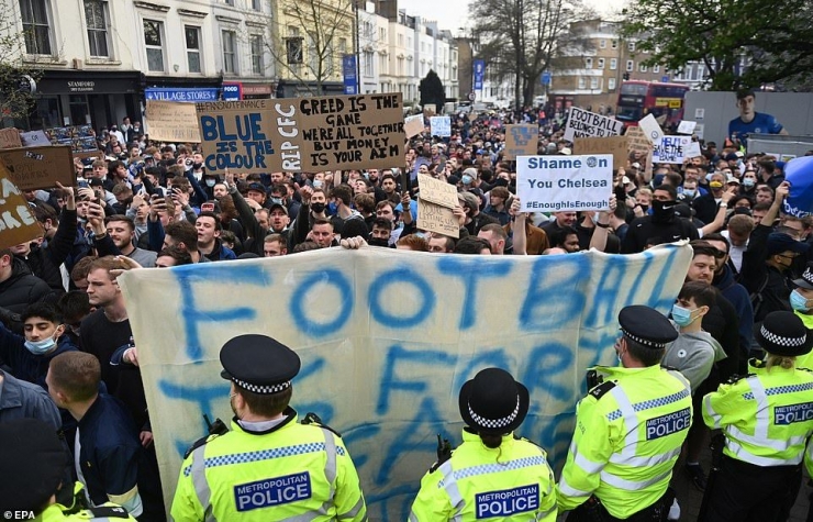 Protes suporter sepak bola terhadap keterlibatan klub mereka di proyek European Super League (ESL). Sumber foto: dailymail.co.uk