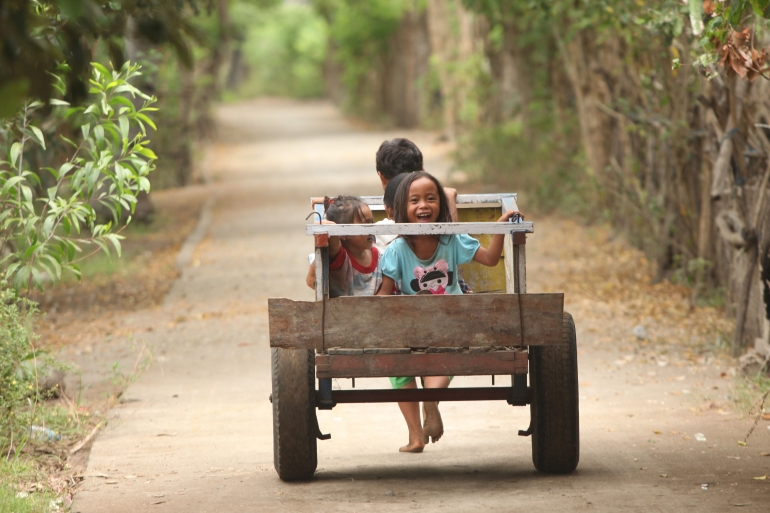 Anak desa bermain - Photo by Christoffer Zackrisson on Unsplash