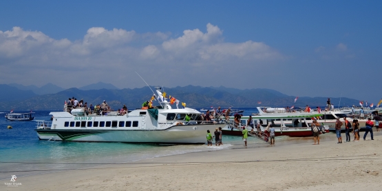 Kapal-kapal kayu yg membawa wisatawan.Sumber: koleksi pribadi