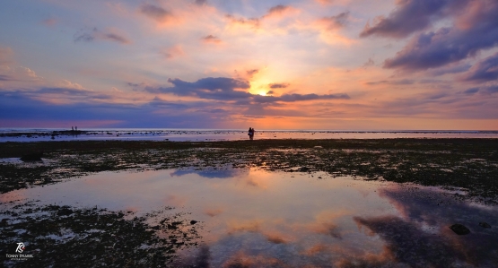 Sunset dari depan sebuah hotel di sisi barat pulau. Sumber: koleksi pribadi