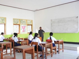 foto: dok. pribadi/Guru SMPK Donbosco Atambua sedang mengajar anak--anak di kelas