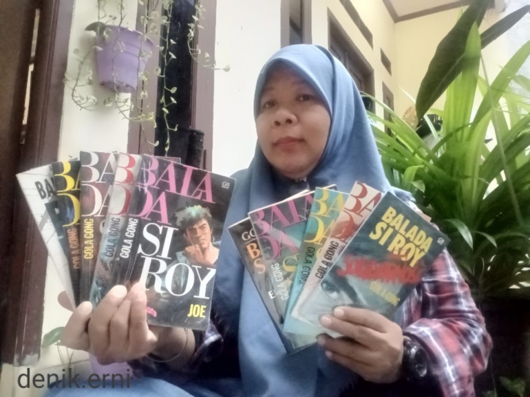 Aku dan koleksi novel Balada Si Roy (Foto: Dokumentasi Pribadi)