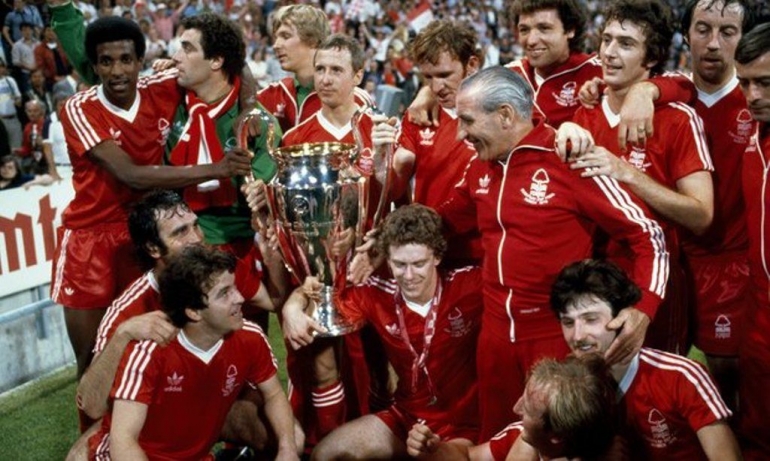 Para pemain Nottingham Forest meraih Piala Champion.Foto :The Guardian via medcom.id