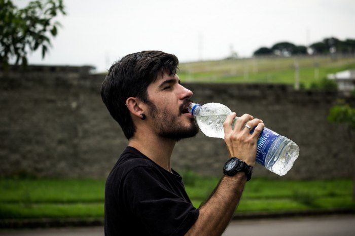 Meminum air saat berbuka. (Pexels)