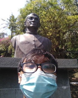 Dok. Pribadi: Saya berfoto selfie di depan patung alm. Sapto Hoedojo.