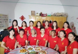 Sibling harmony, Gao Haozhen bersama orangtua dan 11 kakak perempuannya | foto: supchina.com