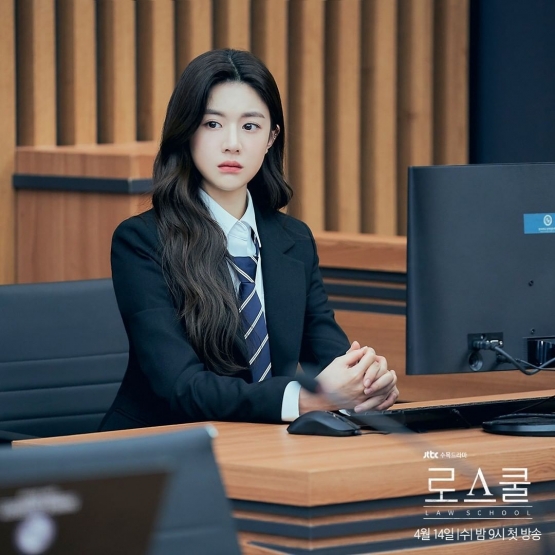 Ko Yoon Jung yang memerankan Joon Ye Seul di Law School (@jtbcdrama)