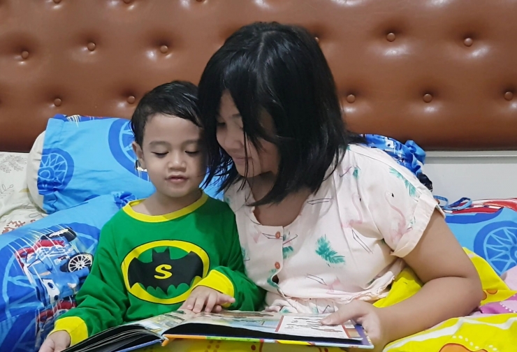 Anak-anak membaca buku (Foto : Dok. pribadi)