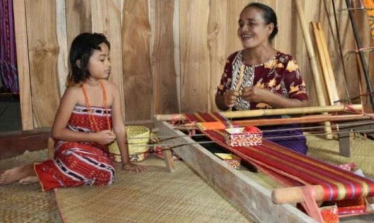 Gambar.timorline.com/Perempuan di Kampung mengekspresikan dirinya dengan menenun