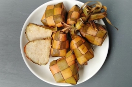 ketupat sebagai menu pengganti nasi di hari lebaran. (kompas)