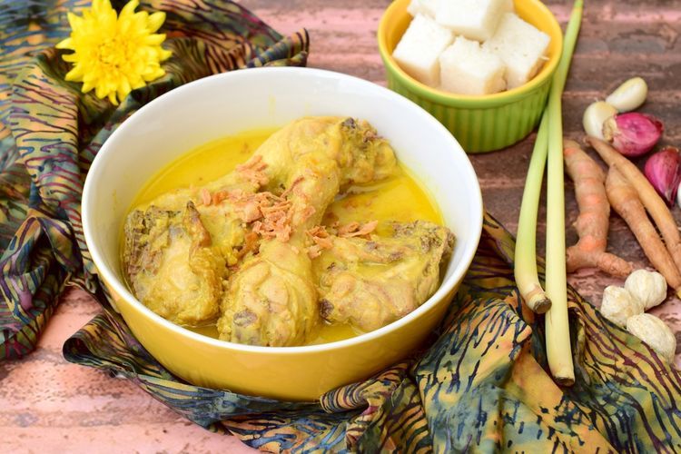 Opor ayam sebagai menu lebaran. (kompas)