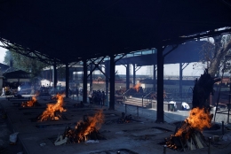 Sebuah krematorium yang menangani jenazah korban Covid-19 di New Delhi, India, 21/4/2021 (reuters.com/ Adnan Abidi).