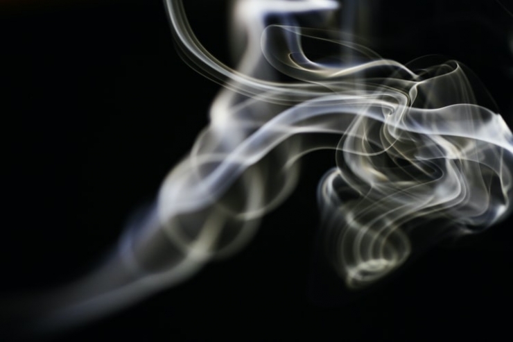 Melihat fenomena merokok oleh remaja (Sumber : daniele levis pelusi via unsplash.com)