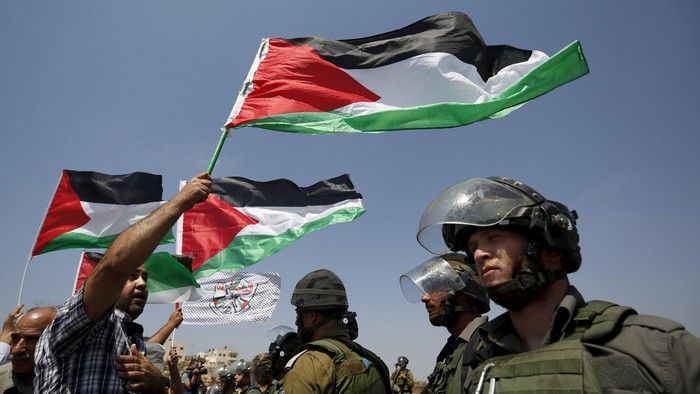 Aksi massa rakyat Palestina di depan tentara Zionis Israel/Sumber: detik.com