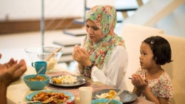 Makan sehat dan jaga berat badan anak selama Ramadhan. Foto ilustrasi dari haibunda.com