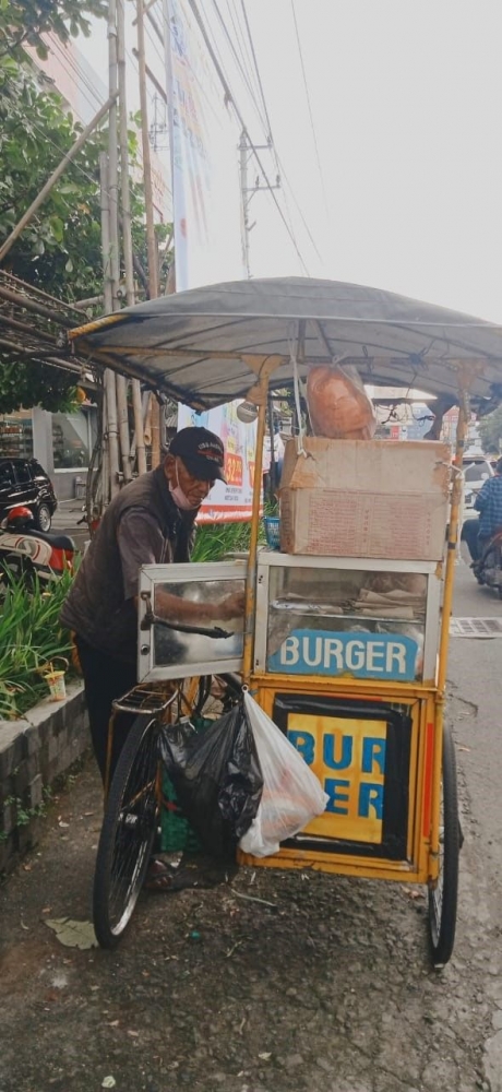 Potret kakek Wahadi penjual burger dinar saat ditemui di Jalan Kaliurang 