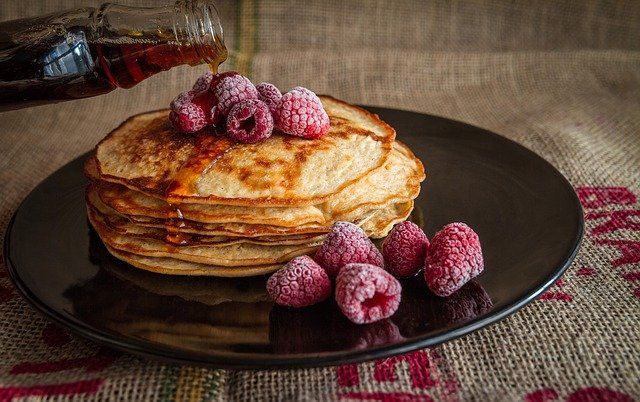 Makanan (Sumber: https://pixabay.com/id/photos/pancake-sirup-maple-raspberry-2291908/)