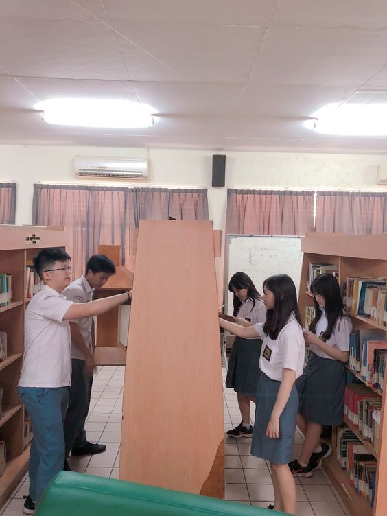 Belajar diperpustakaan sekolah (Sumber: i.pinimg.com)