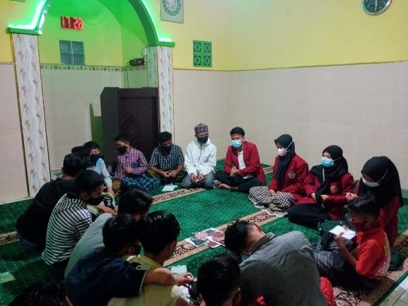 Dokumentasi kegiatan dalam rangka memberikan edukasi tentang pentingnya penggunaan masker kepada anak-anak di Pondok Anak Yatim Salman Malang